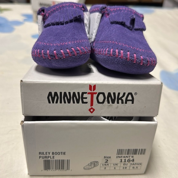 NIB Minnetonka ๐ Riley Bootie purple moccasin infant size 2 - Picture 3 of 14